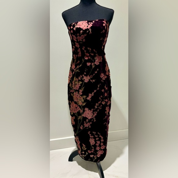 Lulu’s deep plum with pink flowers velvet strapless midi dress - Picture 10 of 12